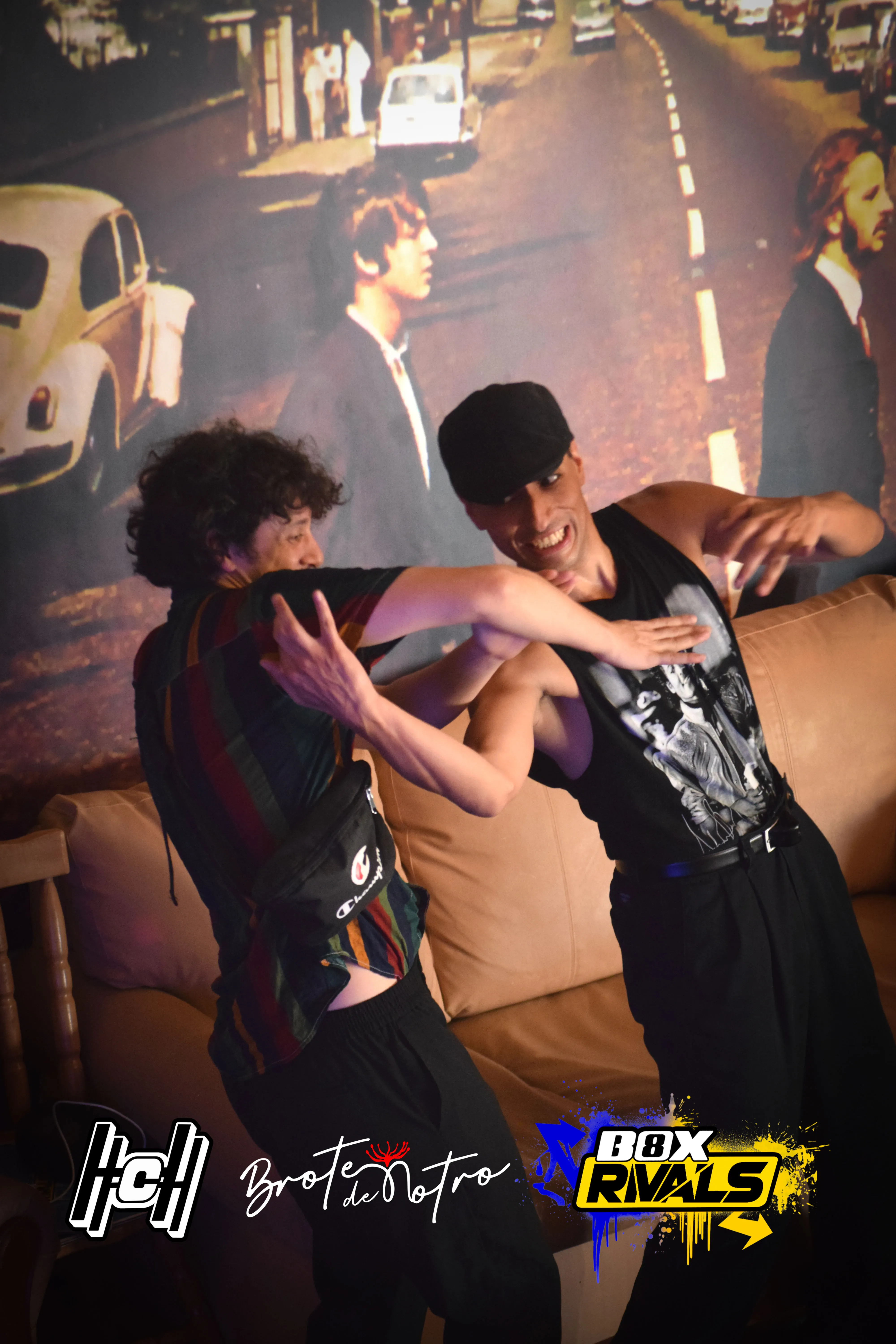 Jurados bailando entre rondas